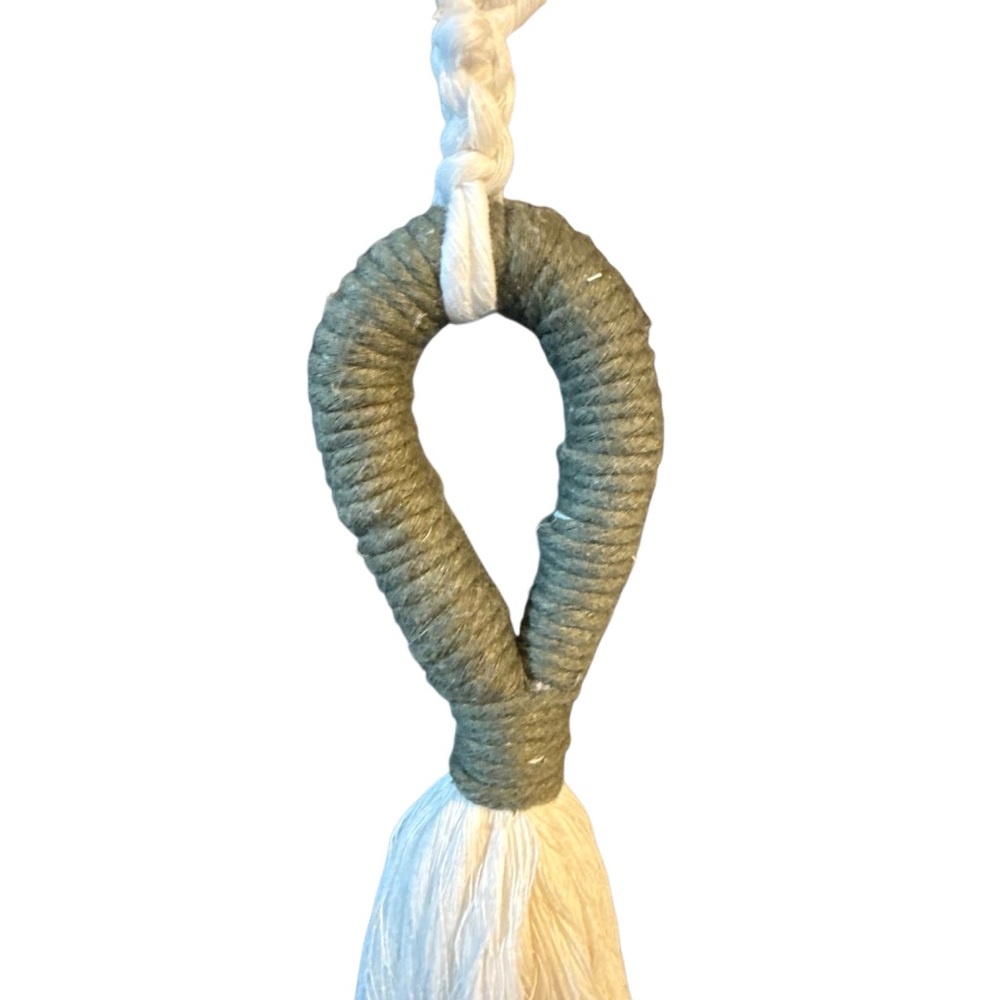 Handcrafted macrame keychain - Picture 3 of 6
